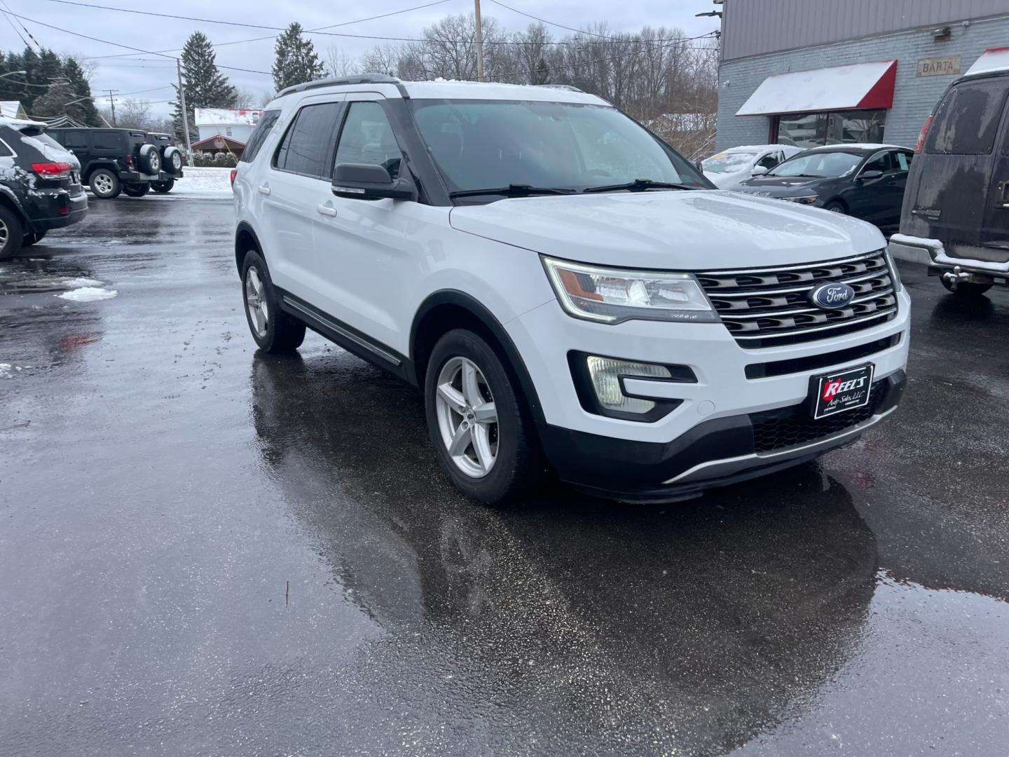 2017 White /Black Ford Explorer XLT 4WD (1FM5K8DH4HG) with an 2.3L I4 DOHC 16V Turbo engine, 6A transmission, located at 547 E. Main St., Orwell, OH, 44076, (440) 437-5893, 41.535435, -80.847855 - Photo#2